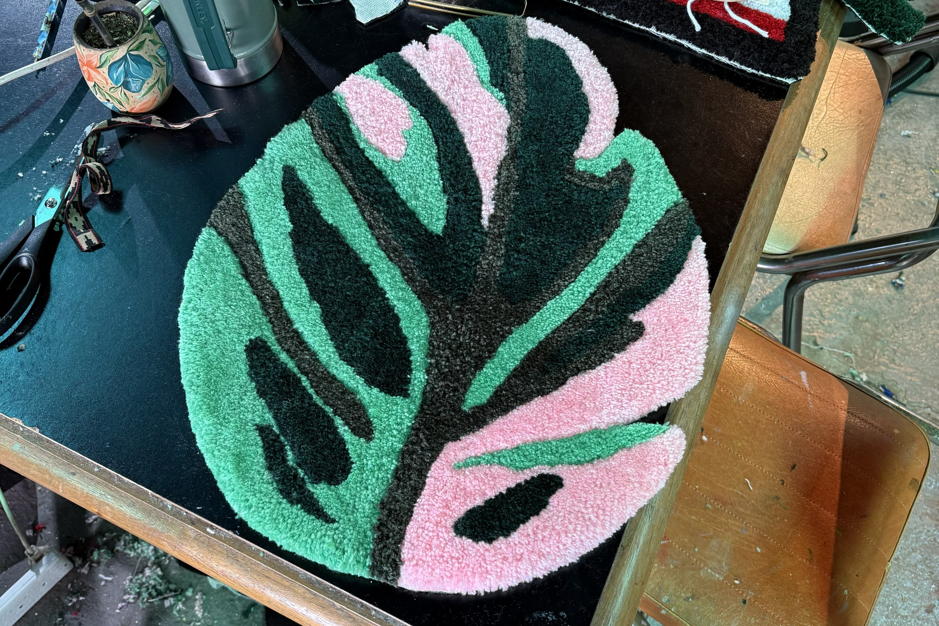 Alfombra de tufting con diseño de hoja monstera en cut pile, verde y rosa